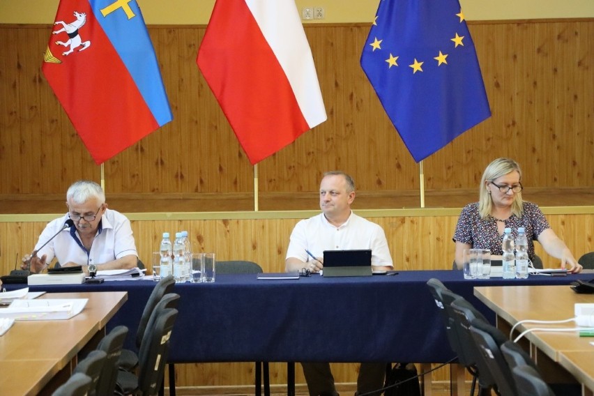 Od lewej siedzą: Przewodniczący Rady Powiatu Zbigniew...