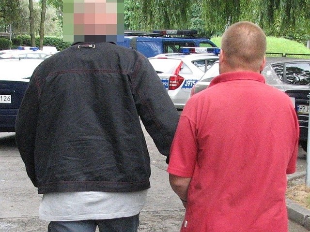 Policjanci ustalili, że 30-latek włamał się do skrzynki kablowej na stacji, by ukraść przewody miedziane.