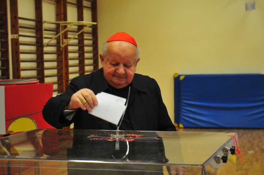 Wybory samorządowe 2018. Kardynał Stanisław Dziwisz zagłosował