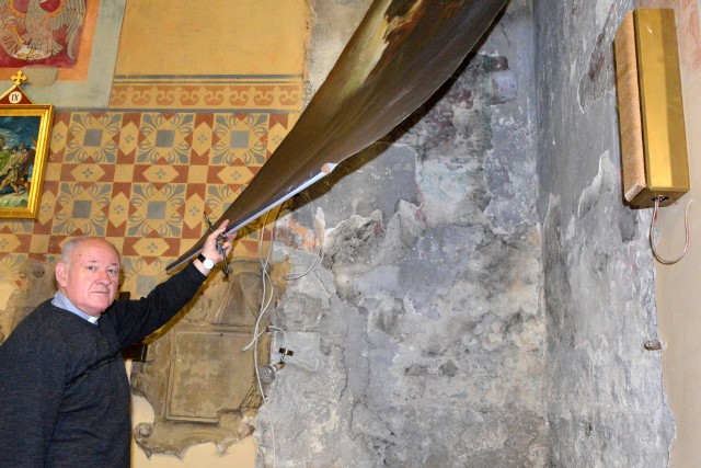 Ksiądz proboszcz Marek Wesołowski demonstruje odkrycie jakie dokonano w kościele w Strożyskach.