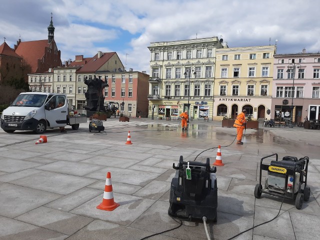 Prace związane z czyszczeniem płyty Starego Rynku w Bydgoszczy wykonywane są w ramach gwarancji przez firmę Betpol.