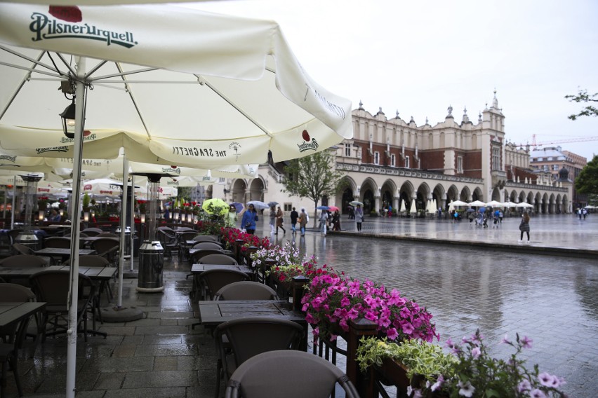 Krakowianie chętnie wychodzą z domu. Ogródki przy restauracjach powoli się zapełniają [ZDJĘCIA]