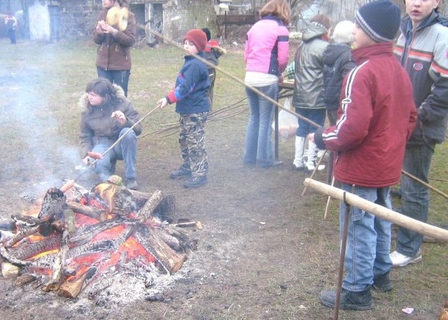 W czasie ferii dzieci ze Szczytów bawiły się między innymi przy ognisku.