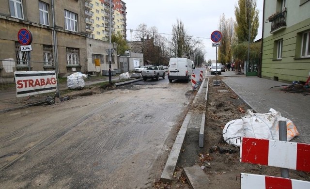 Pierwsza warstwa asfaltu jest, ale pozostało jeszcze dużo do zrobienia.