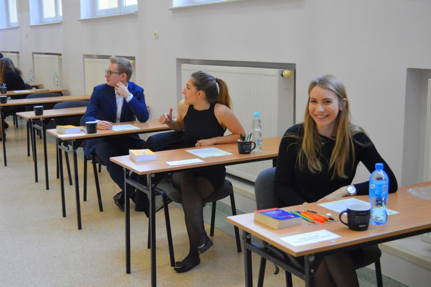 Gdynia. 42 uczniów rozpoczęło w południe pisemną maturę międzynarodową