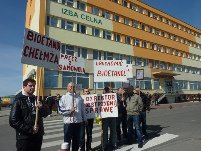 Protest pracowników chełmżyńskiego Bioetanolu przed Izbą Celną w Toruniu [zdjęcia]