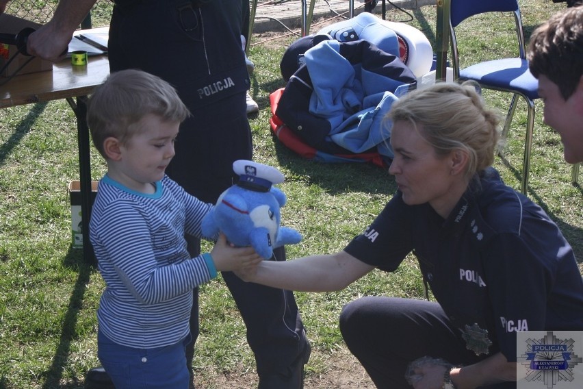 Aleksandrowscy policjanci nie tylko czuwali nad przebiegiem...