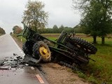 Zajęczniki. Skoda zderzyła się z ciągnikiem rolniczym na DK 62. Kierowca osobówki nie żyje [ZDJĘCIA]