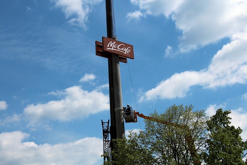 Ogromny pylon z logo stanął przy budowanej restauracji McDonald’s w Skarżysku