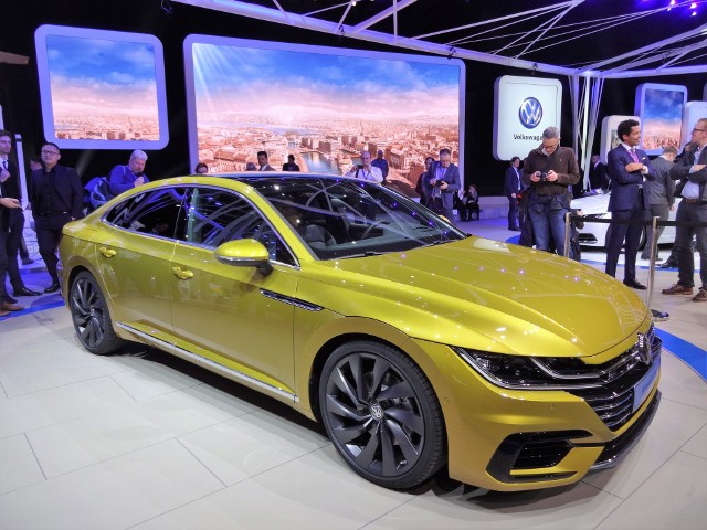 Volkswagen ArteonPassat, Arteon, Phideon. W hierarchii modeli Volkswagena Arteon plasuje się powyżej oferowanego na całym świecie i w licznych wersjach Passata. O stopień wyżej nad Arteonem ma swoje miejsce Phideon – samochód opracowany specjalnie na rynek chiński. Fot. Motofakty.pl