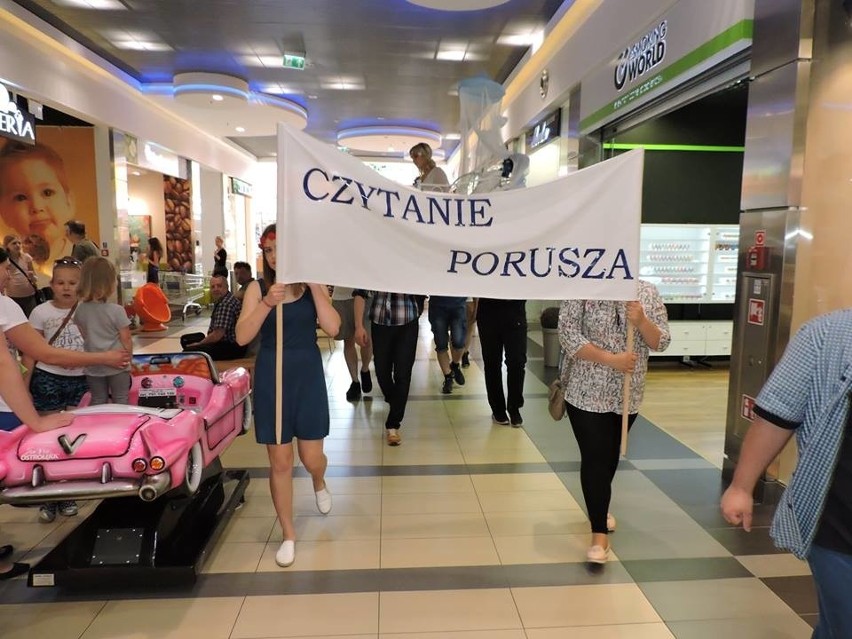 Czytelniczy flash mob w Galerii Bursztynowej [ZDJĘCIA+WIDEO]