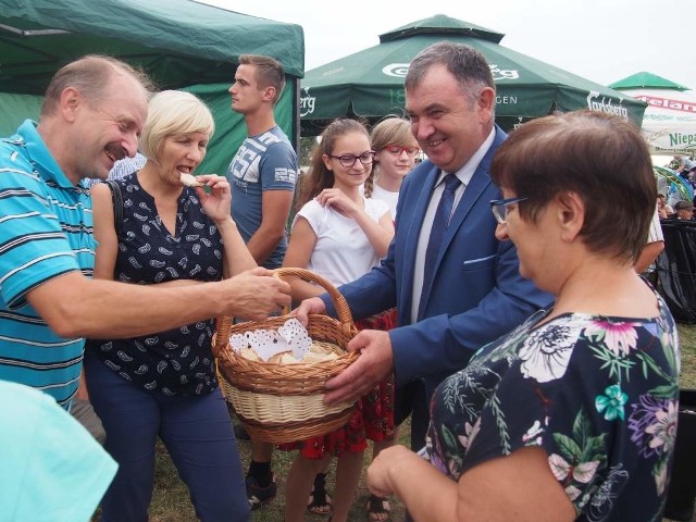 Dożynki rozpoczęły się od mszy polowej na placu przy Szkole Podstawowej w Czermnie. Celebrowali ją: ksiądz dziekan dekanatu tłuchowskiego – ksiądz kanonik Andrzej Zakrzewski, proboszcz parafii Wniebowzięcia NMP w Tłuchowie, ojciec Herman Kuchnik – proboszcz parafii Zwiastowania NMP w Skępem oraz gospodarz ksiądz kanonik Andrzej Zembrzuski, proboszcz parafii Świętego Mateusza Apostoła w Ligowie. Później starostowie dożynek - Wioletta Będlin i Grzegorz Kopaczewski przekazali burmistrzowi Piotrowi Wojciechowskiemu bochen chleba z tegorocznej mąki. Wśród gości pojawili się: Jan Krzysztof Ardanowski, minister rolnictwa i rozwoju wsi, Joanna Borowiak, posłanka, Józef Łyczak, senator, Józef Ramlau, Aneta Jędrzejewska, członek zarządu województw, Krzysztof Baranowski, starosta lipnowski, Anna Smużewska, przewodnicząca Rady Powiatu w Lipnie.Jak informuje Urząd Miasta i Gminy Skępe w programie obchodów znalazł się konkurs na „Najpiękniejszy Wieniec Dożynkowy Publiczności”. Zgłosiło się do niego siedem drużyn: sołectwo Huta, sołectwa Moczadła, Boguchwała i Ławiczek, sołectwa Wólka i Likiec, sołectwo Czermno, sołectwo Żuchowo, Koło Gospodyń Wiejskich „Łęczanki” z Łąkiego, Koło Aktywnych Kobiet z Wioski. Publiczność zgromadzona podczas święta plonów wybrała wieniec sołectw Moczadła, Boguchwała i Ławiczek jako najpiękniejszy. Wszystkie zespoły biorące udział w konkursie zostały wyróżnione nagrodami rzeczowymi w postaci wielofunkcyjnych robotów kuchennych, a zwycięska drużyna otrzymała nagrodę w postaci przepływowego ekspresu do kawy wraz z kawą. Nagrody zostały ufundowane przez miasto i gminę Skępe. Ponadto laureat nagrody publiczności otrzymał dodatkową nagrodę ufundowaną przez powiat lipnowski. Dla uczestników dożynek zorganizowano również konkurs, w ramach którego trzy osoby otrzymały nagrody rzeczowe w postaci sprzętu AGD. Wybrano także przedstawicieli na dożynki powiatowe: w kategorii wieniec tradycyjny – sołectwa Wolka i Likiec, a w kategorii wieniec nowoczesny – sołectwa Moczadła, Boguchwała i Ławiczek.W programie dożynek znalazły się jeszcze: występy młodych artystów ze Szkoły Podstawowej w Czermnie, Moniki Walter i Moniki Szymańskiej z Wólki oraz Orkiestry Dętej Ochotniczej Straży Pożarnej ze Skępego przy wsparciu członków Gminno-Parafialnej Orkiestry z Tłuchowa. Wystąpiły też zespoły Adam & One Golf Band, gwiazdą wieczoru była grupa Extazy.