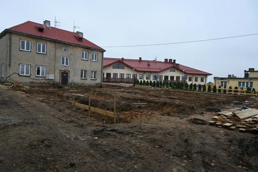 Jak idą pracy przy budowie nowego Domu Kultury w Radoszycach? Zobacz zdjęcia z placu budowy