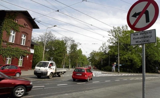 Urzędnicy tłumaczyli, że skręcający w lewo blokują ruch. Zakaz stanął m.in. za mostem Zwierzynieckim