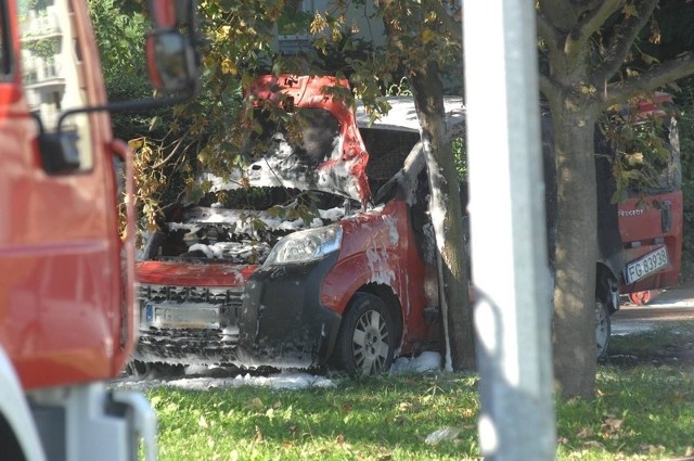 Na miejscu jest straż pożarna. Płonący samochód udało się ugasić.