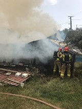 Pożar zabudowań gospodarczych pod Wieliczką. Ogień zagrażał również pasiece. Były utrudnienia na DK 94 [ZDJĘCIA]