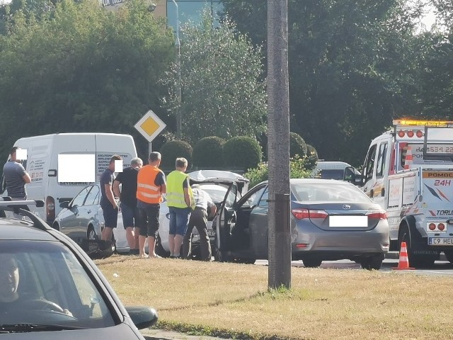 Do kolizji doszło na lewym pasie jezdni Grudziądzkiej w stronę centrum, między ulicami Koniuchy a Żwirki i Wigury. Przed godziną 15 gwałtownie hamował tam bus na tablicach rejestracyjnych z województwa podkarpackiego. W niego uderzył samochód osobowy, który z kolei przyjął uderzenie auta jadącego za nim. Również w to uderzyła inna osobówka. Siła uderzenia była duża - w ostatnim samochodzie wystrzeliły wszystkie poduszki powietrzne.Kierowcy jadący w stronę centrum miasta muszą liczyć się z utrudnieniami.Zobacz także: Zderzenie dwóch samochodów na skrzyżowaniu Szosy Lubickiej ze Ślaskiego w Toruniu