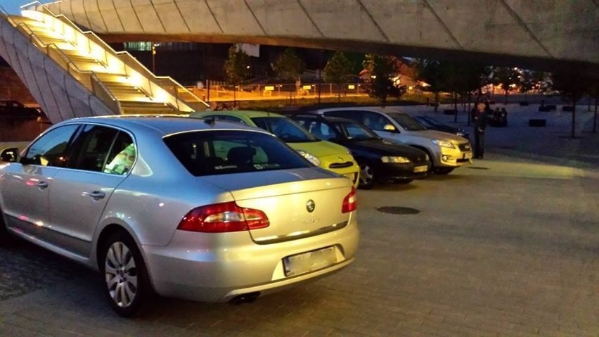 Katowice: Plac przed NOSPR to dla kierowców parking. Urzędnicy straszą mandatami [ZDJĘCIA]