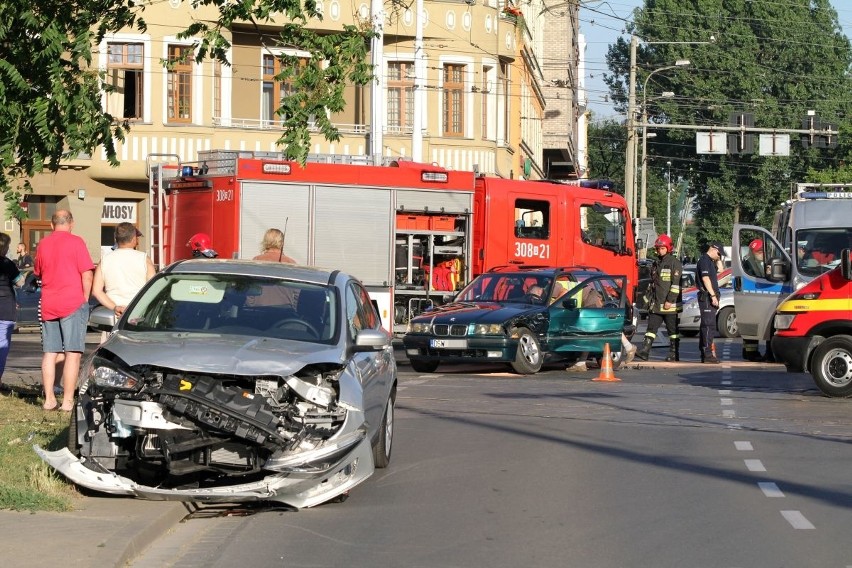 Wrocław: Wypadek w Śródmieściu, 4 osoby ranne. W tym dziecko i kobieta w ciąży (ZDJĘCIA)