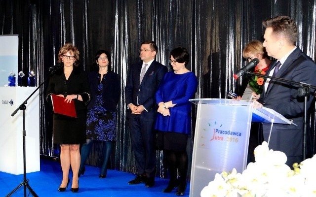 Joanna Jodłowska (z lewej), członek zarządu Kronospanu, przemawia na gali wręczania tytułu