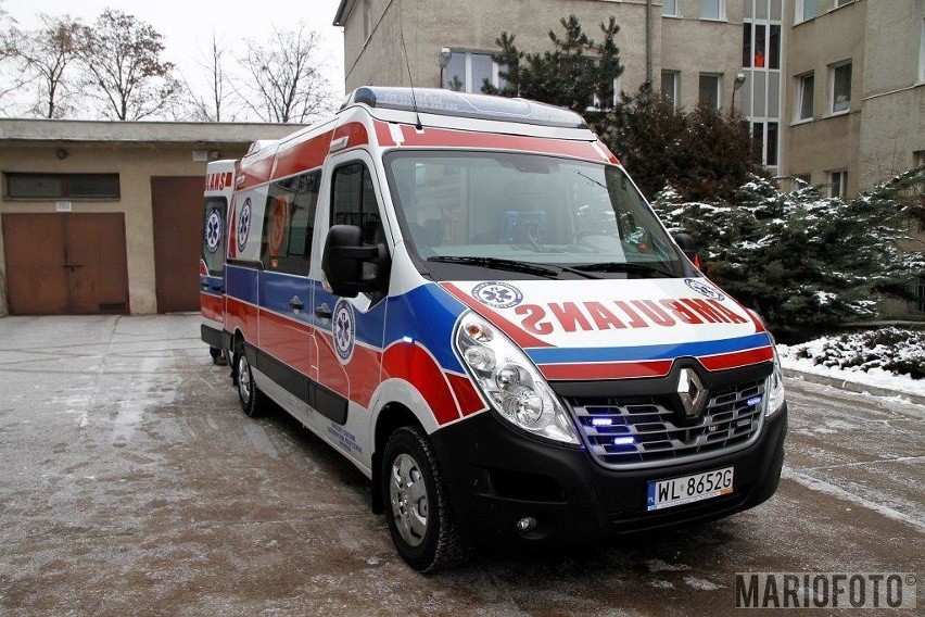 Ambulans stacjonuje w niemodlińskiej bazie pogotowia przy...