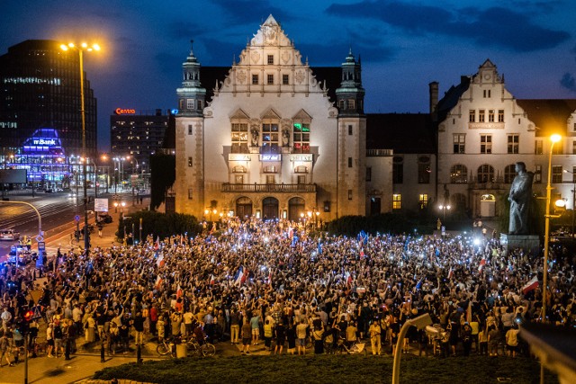 Łańcuch Światła w Poznaniu: Pięć tysięcy osób na placu Mickiewicza w poniedziałek, 23 lipca protestowało w obronie sądów