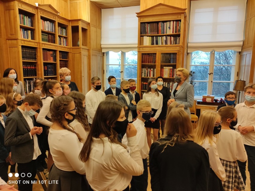 Uczniowie Szkoły Podstawowej imienia świętej Jadwigi Królowej w Borkowie, w gminie Daleszyce, zwiedzali Pałac Prezydencki (ZDJĘCIA)