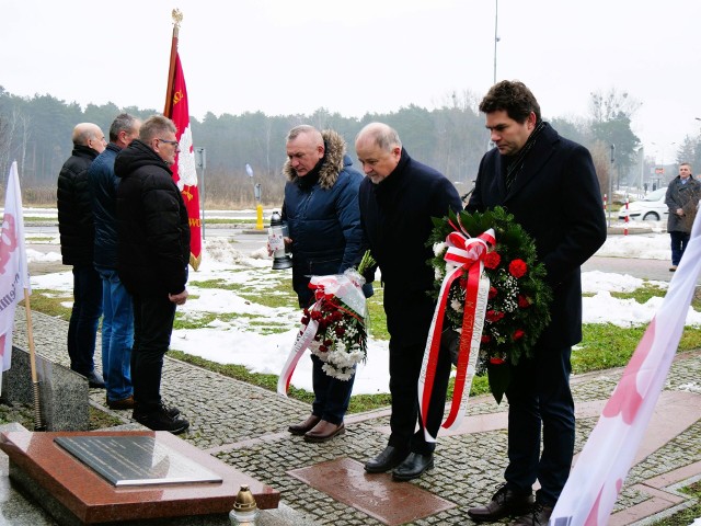 Hołd przed krzyżem przy dawnej Bramie numer 3 Huty Stalowa Wola