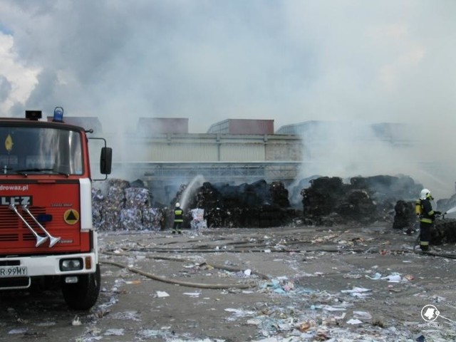 Pożar składowiska makulatury w Metsa Tissue w Krapkowicach.