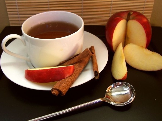Herbata z jabłkiem nie tylko pięknie pachnie, ale też doskonale smakuje.