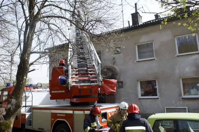 Od rozszczelnionego komina, zapaliła się belka stropowa na poddaszu domu wielorodzinnego, na oś. Rybackim w miejscowości Damnica koło Słupska. Pomimo katastrofalnych warunków drogowo-polnych, które prowadziły do w/w posesji, strażacy i tak szybko dojechali na miejsce i uporali się z pożarem.