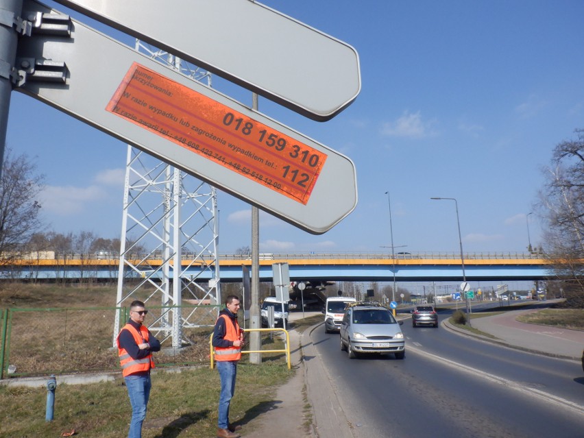 Żółta Nalepka PLK na wewnętrznej stronie krzyża św. Andrzeja...