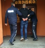 22 i 23-latek podejrzani o rozboje zostali zatrzymani w jednym z mieszkań w Krapkowicach. Policjanci wyważyli drzwi