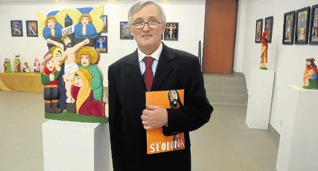 Zdzisław Słonina, twórca ludowy, wśród swoich rzeźb wystawionych w Muzeum Ziemi Słomnickiej