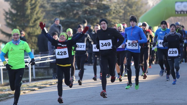 Ponad 600 biegaczy stanęło na starcie Śląskiego Maratonu Noworocznego. Biegacze rozpoczęli rywalizację punktualnie w południe w Parku Śląskim. Jako, że pogoda dopisywała, maratończycy oklaskiwani byli przez licznych spacerowiczów. Uczestnicy biegali na pętli 7-kilometrowej. Wielu biegaczy postanowiło zaznaczyć swoją obecność ciekawym przebraniem lub maską ZOBACZCIE ZDJĘCIA