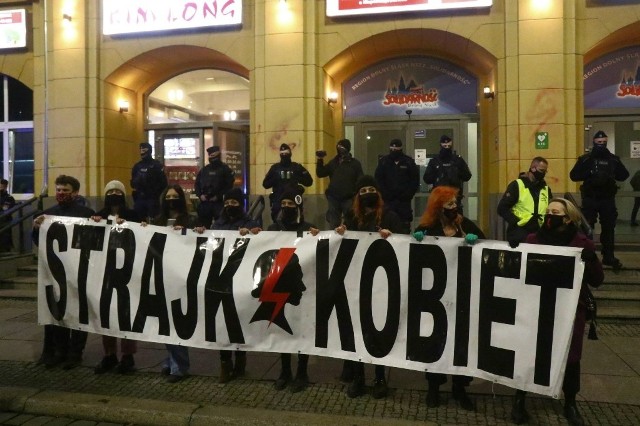 Około godziny 19 piesi protestujący doszli pod siedzibę PiS