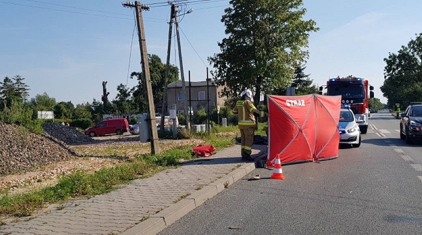 Śmiertelny wypadek na DK60 pod Kutnem. Nie żyje mężczyzna potrącony przez ciągnik siodłowy