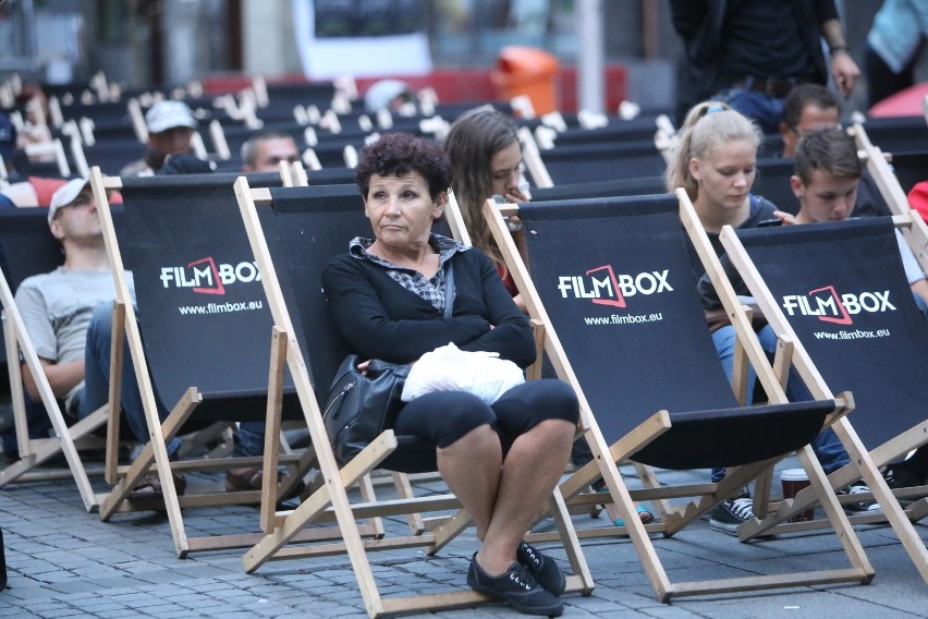 Letnie kino plenerowe na Mariackiej w Katowicach. "100 leżaków i ekran" [ZDJĘCIA]