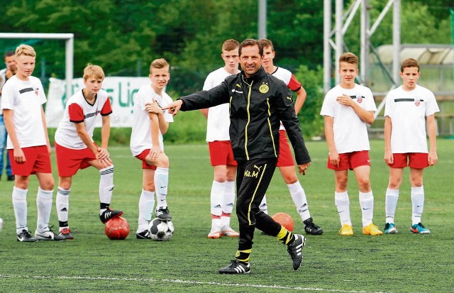 Szwajcar poprowadził treningi z różnymi rocznikami Akademii Piłkarskiej 21