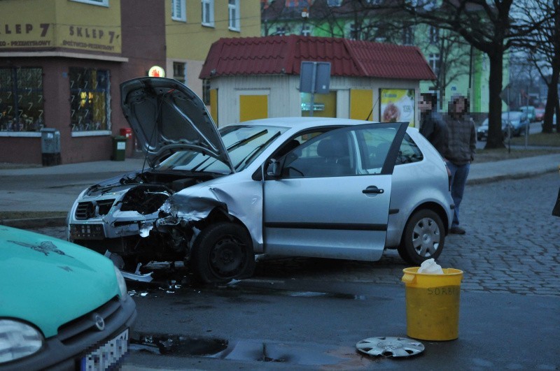 W wyniku zderzenia kobieta, która jechała volkswagenem,...