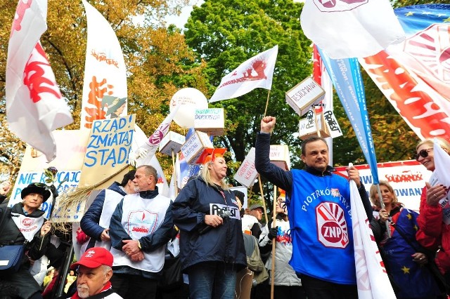 Nauczyciele juz wielokrotnie protestowali, domagając się zmian w oświacie. Po raz ostatni 14 października ubiegłego roku - w Dzień Edukacji Narodowej, przed Kancelarią Prezesa Rady Ministrów