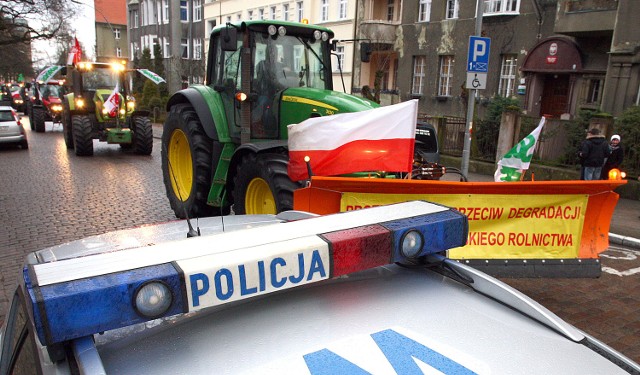 Dzisiaj rolnicy rozpoczynają rozmowy z przedstawicielami ministraMimo prac zespołu roboczego, rolnicy nie zamierzają blokad centrum Szczecina. Wręcz przeciwnie - zapowiadają ekalację protestu na drogi krajowe.