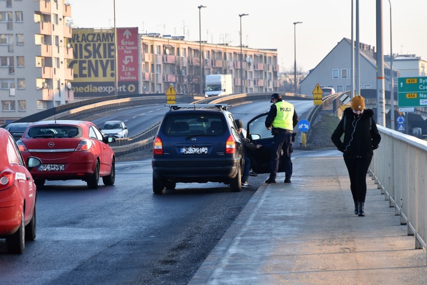 28-letni kierowca opla nie zachował ostrożności i najechał...