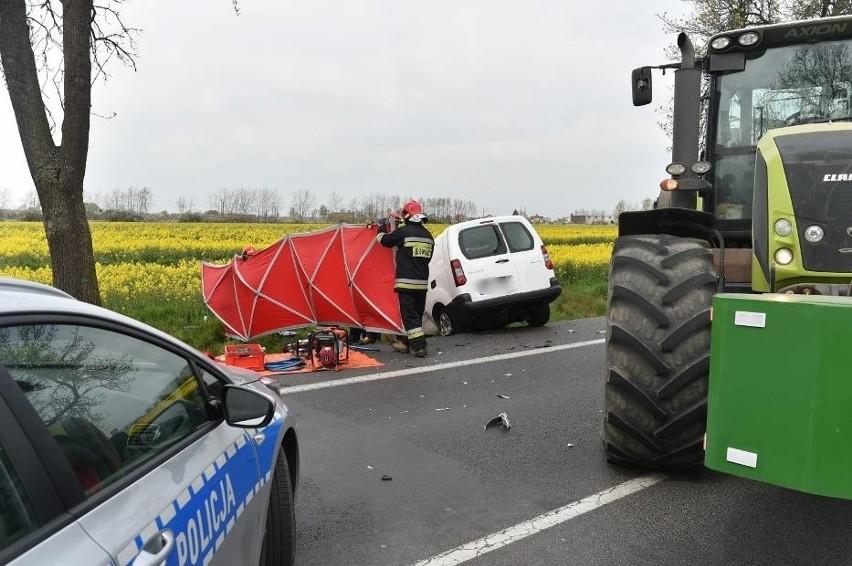 Leszno: Śmiertelny wypadek na drodze 309. Peugeot uderzył w tył ciągnika [ZDJĘCIA, FILM]