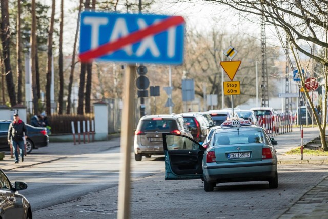 Podstawowym wyposażeniem każdej taksówki, oczywiście poza znakiem na dachu jest taksometr. To licznik, który oblicza cenę przejazdu na podstawie sumy trzech różnych opłat. Zobacz, co trzeba wiedzieć o przejazdach taksówkami w dalszej części galerii.