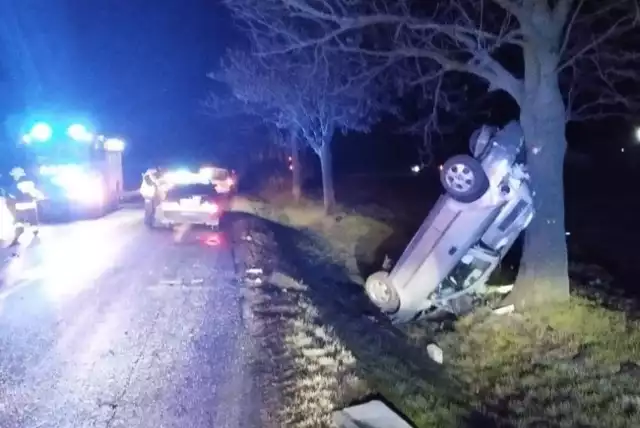 Wypadek pod Radziejowem. Szybko okazało się, że kierowca był pijany. Miał prawie 1,6 promila alkoholu w organizmie. Mężczyzna trafił do szpitala na badania i obserwację. Już stracił prawo jazdy, które zdobył zaledwie pół roku wcześniej.