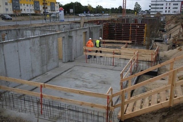 Dziś wmurowano Kamień Węgielny pod budowę nowych bloków TBS przy ulicy Watzenrodego 15 i 15a w Toruniu.  Znajdzie się w nich 48 mieszkań. Każdy lokal będzie w pełni dostosowany do potrzeb osób starszych (np. poruszających się na wózkach inwalidzkich), w pełni wykończony i wyposażony w urządzenia sanitarne i kuchenki elektryczne z piekarnikiem, a także inaczej zaprojektowane okna, posiadające nisko umieszczone klamki.Budynki wyposażone zostaną również w windy umożliwiające dostęp do wszystkich pomieszczeń w obiekcie, w tym komórek lokatorskich i innych przestrzeni wspólnego użytku. Każde mieszkanie będzie miało balkon.