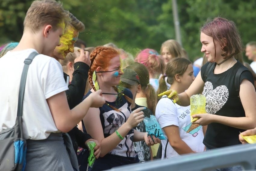 Kolor Fest w Łodzi! Byliście? Zobaczcie zdjęcia, jak łodzianie sypali się kolorami 