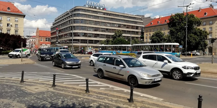 Po placu Kościuszki nie da się jeździć. Kierowcy blokują...