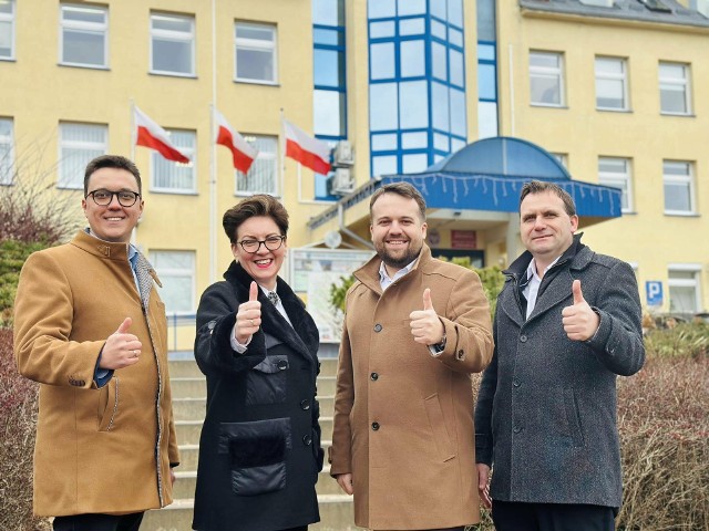 Na zdjęciu (w środku) prezydent Starachowic Marek Materek z Marzeną Bernat, wójtem gminy Brody oraz starości obecnej kadencji Piotr Babicki i Piotr Ambroszczyk.